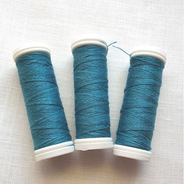 nici lniane turkusowe, turquoise linen threads.
