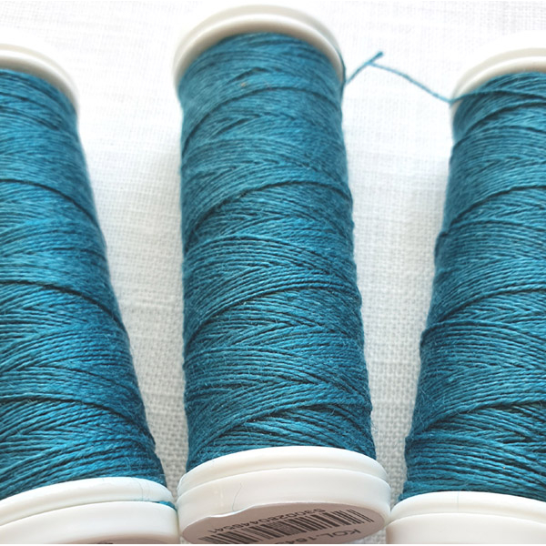 nici lniane turkusowe, turquoise linen threads.