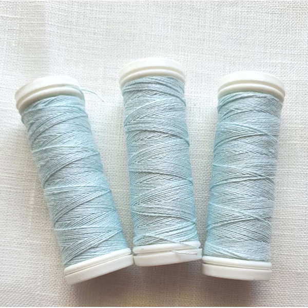 nici lniane błękitne, light blue linen threads.