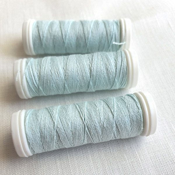 nici lniane błękitne, light blue linen threads.